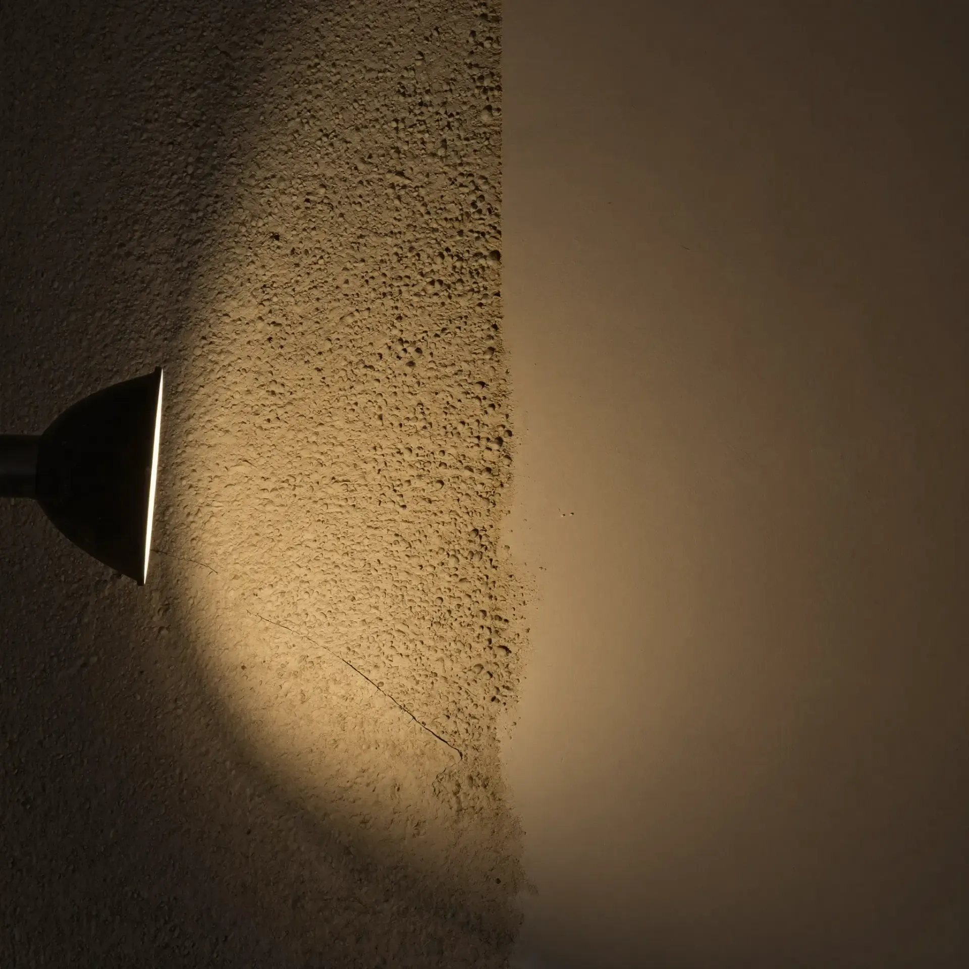 Detalle de pared mitad con gotelé y mitad alisada con luz rasante