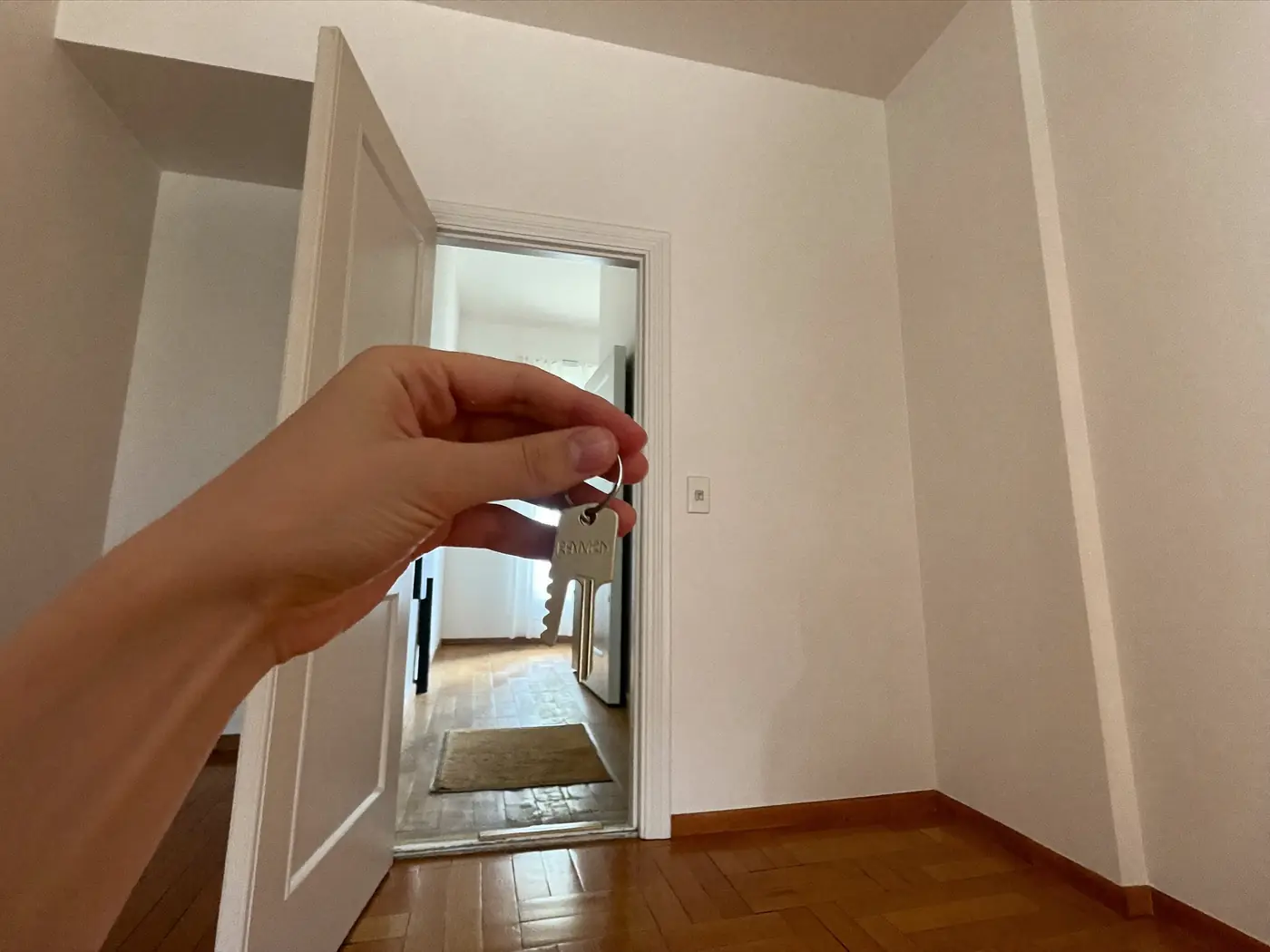 Llaves de un piso de alquiler recién pintado en Terrassa