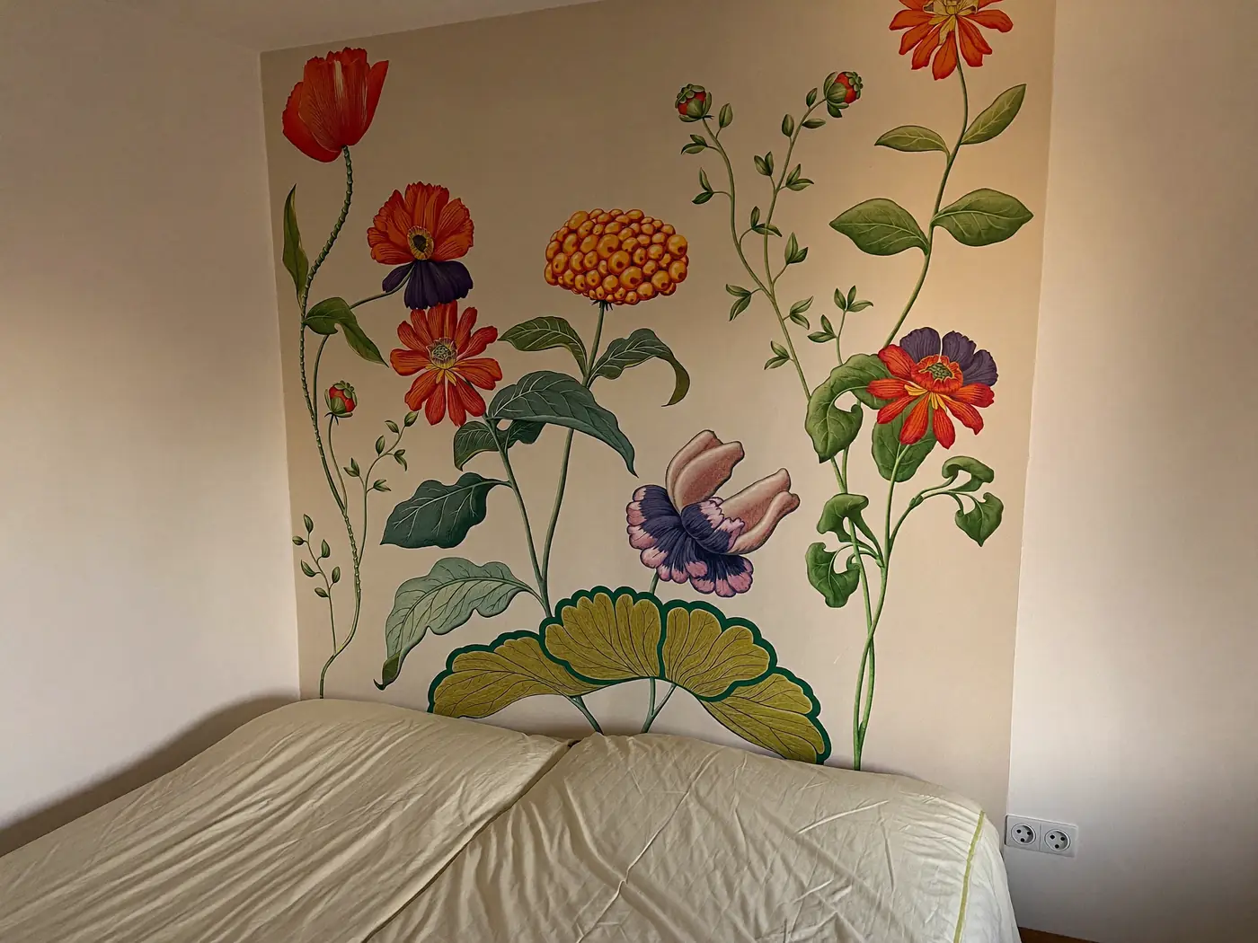 Frente de dormitorio con papel pintado botánico recién colocado