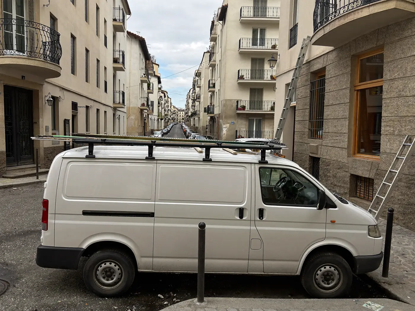 Furgoneta de pintores en una calle de bloques de Terrassa