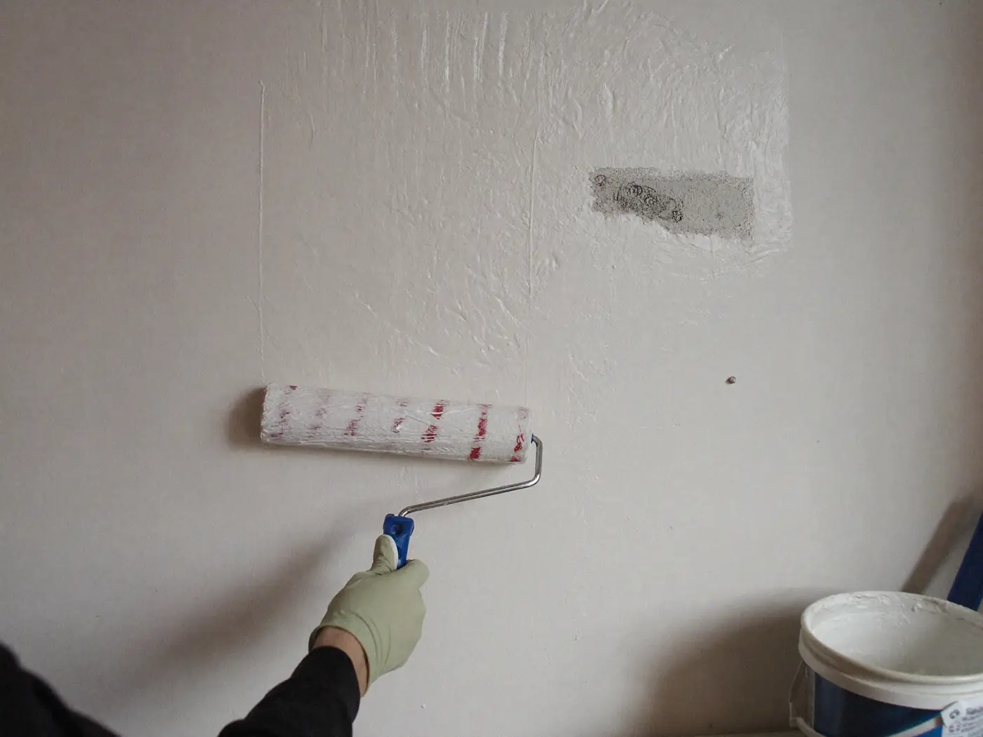 Imprimación antimanchas a rodillo sobre la pared ya saneada