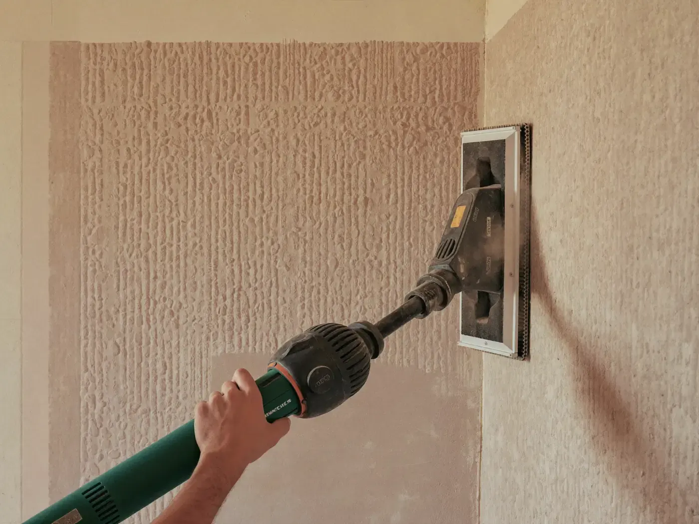 Lijadora de pared conectada a aspirador sobre gotelé