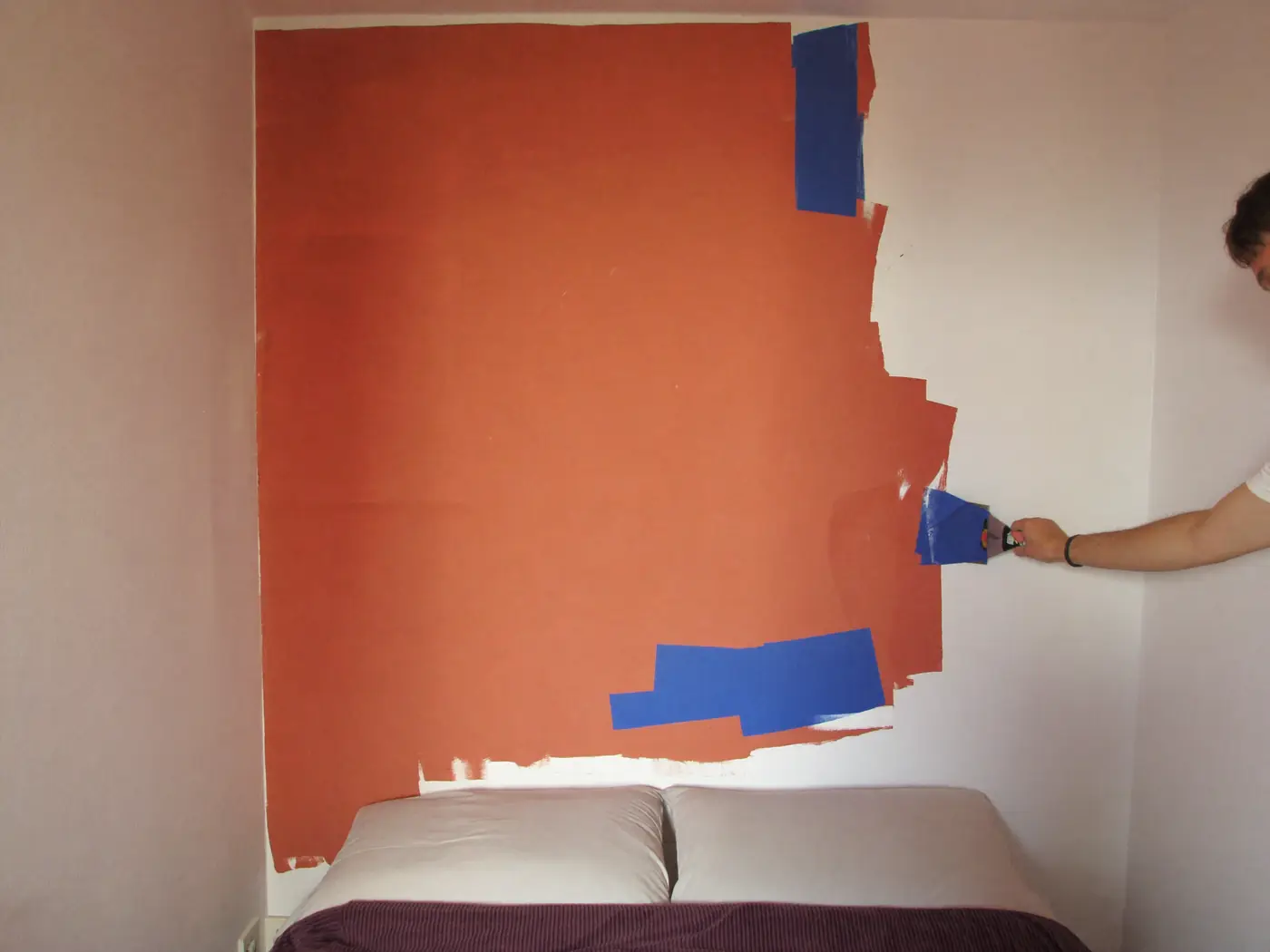 Pared de acento recién pintada, retirando la cinta de carrocero
