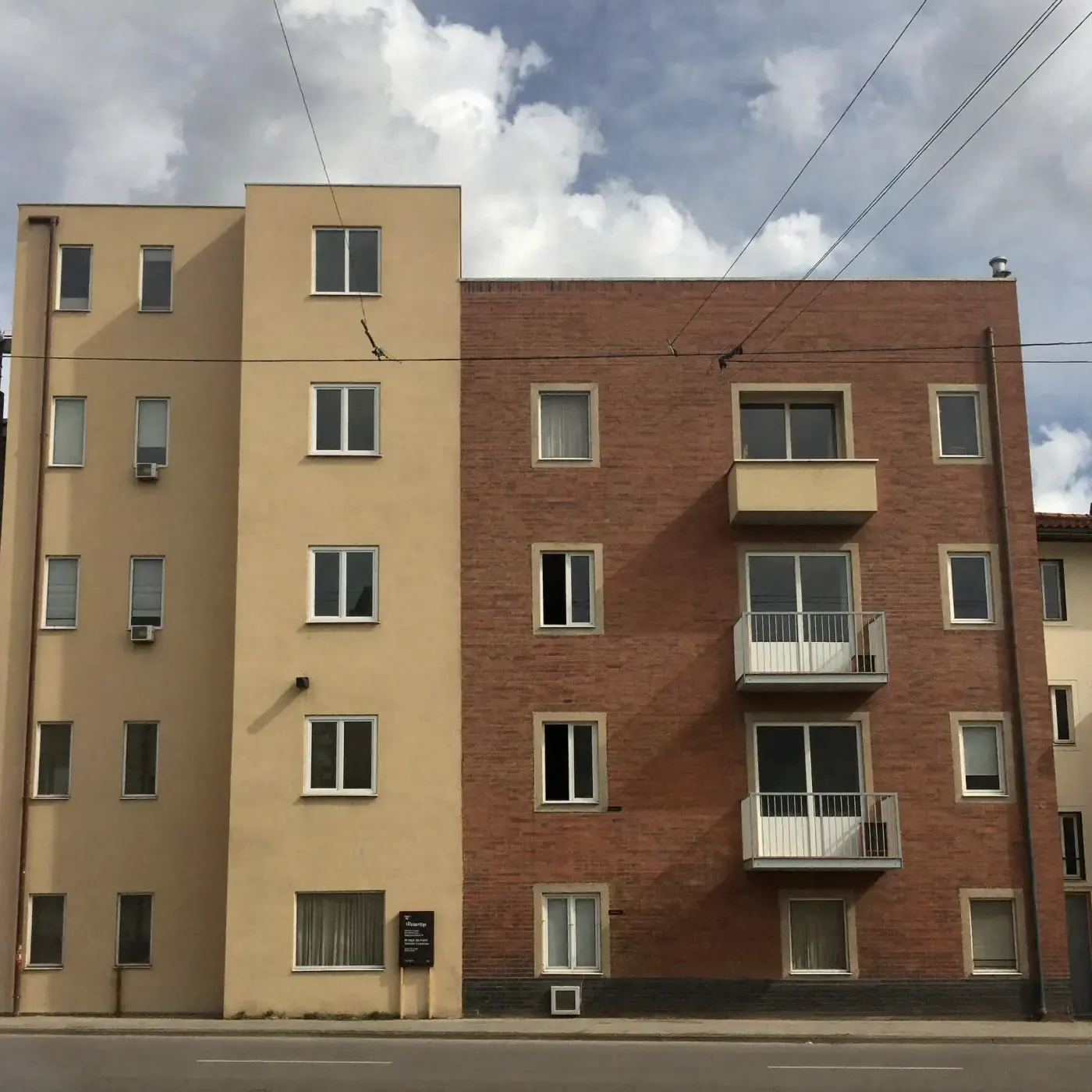 Fachada mediterránea recién pintada en tono arena