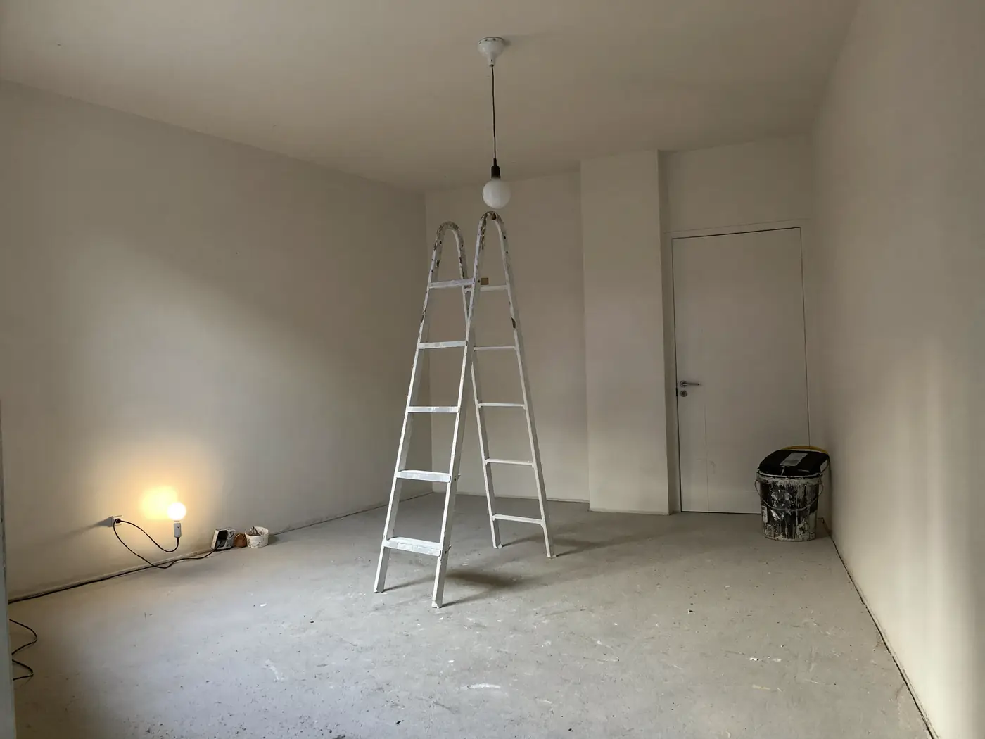 Pintor trabajando del tirón en un piso de alquiler vacío de Terrassa
