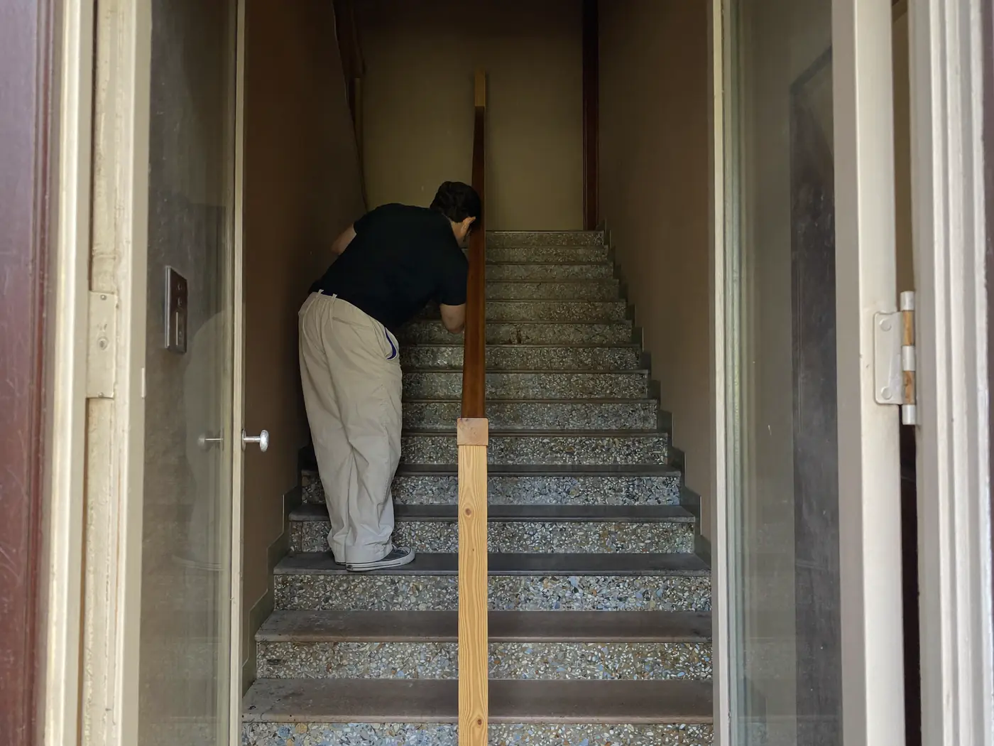 Pintor repintando el vestíbulo de una finca de Terrassa