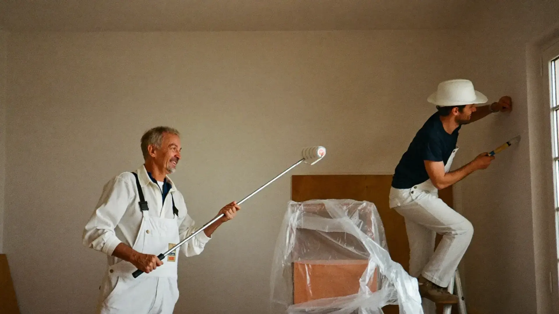 Dos pintores de Pintem Clar pintando un piso en Terrassa
